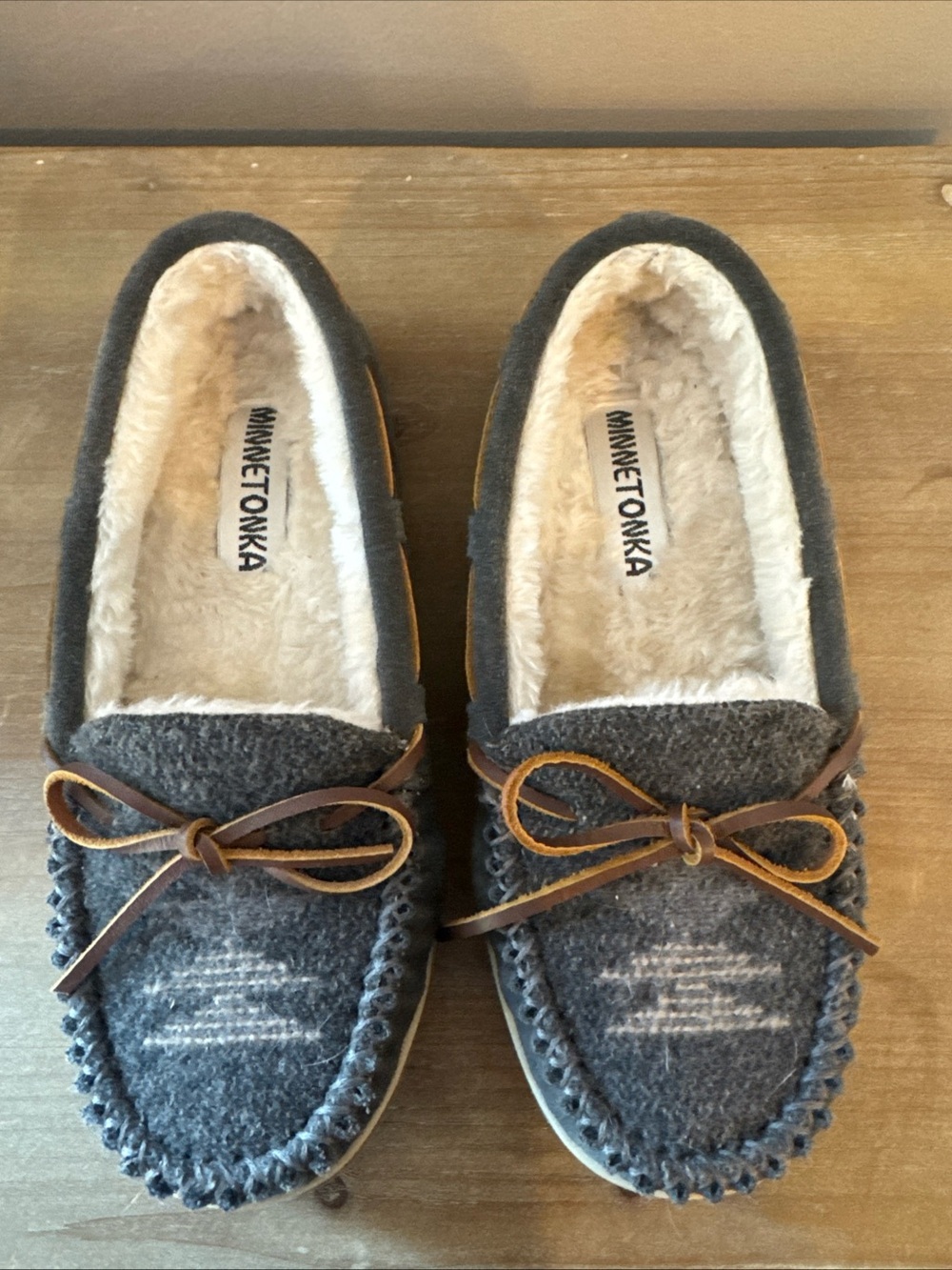 Minnetonka Charcoal Gray Felt Moccasin Slippers with Brown Bow Size 7